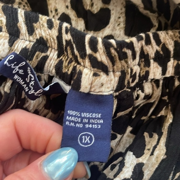 Life & Style black and tan pleated animal print skirt with elastic band. Size 1X - Picture 6 of 7